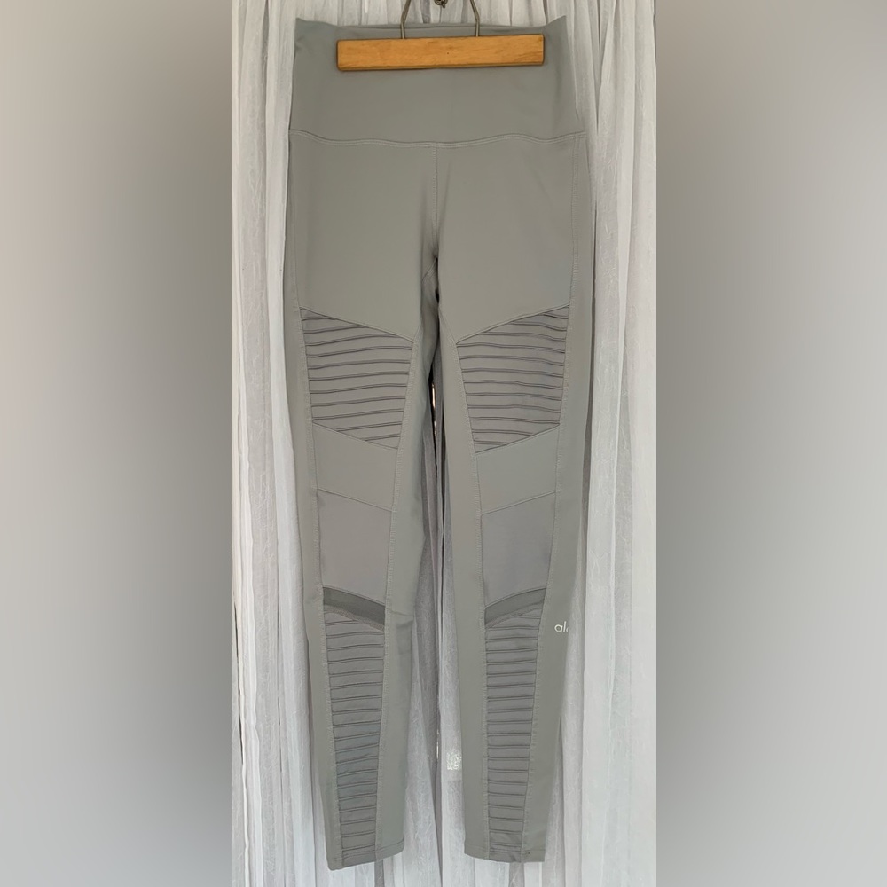 ALO Yoga Leggings / Size Medium / Gray